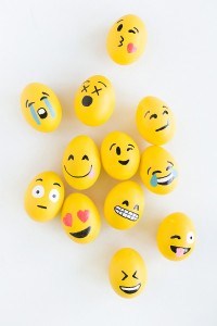 DIY-Emoji-Easter-Eggs1-600x900