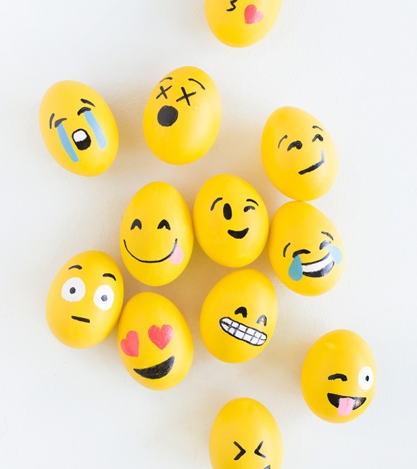 DIY-Emoji-Easter-Eggs1-600x900