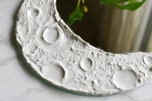 zoom sur le miroir lune et ses cratères
